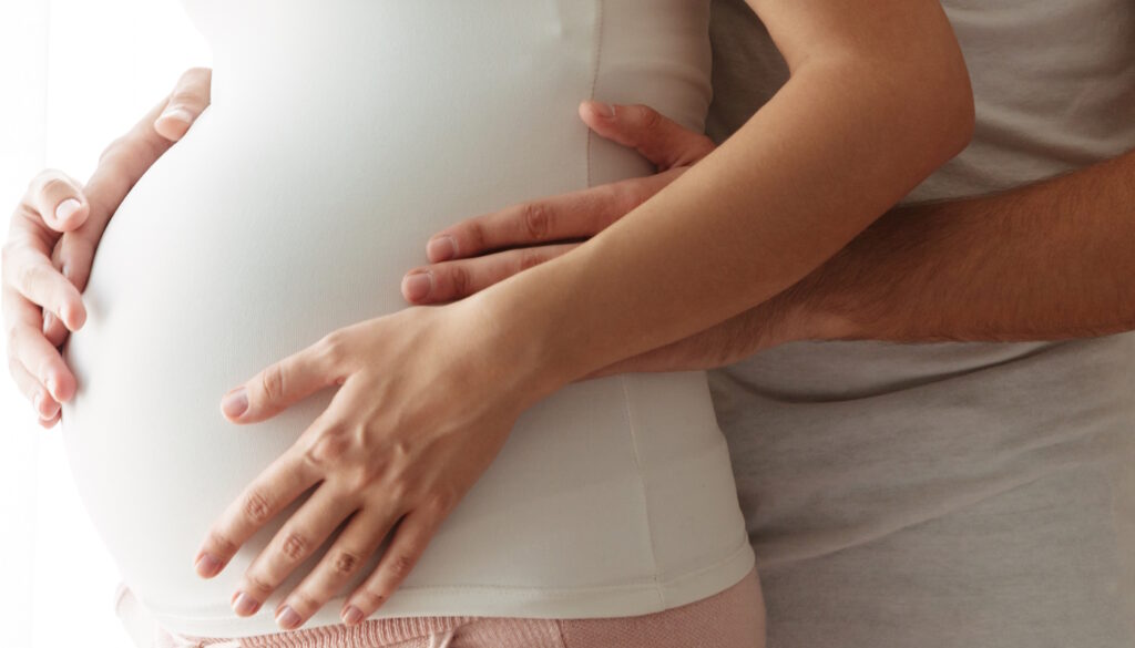 Mulher grávida com o marido (Crédito: drobotdean/Freepik)