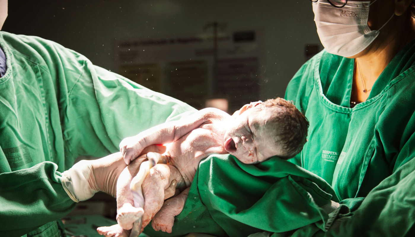 Bebê não nasce assim que a bolsa estoura: veja até quanto tempo pode demorar