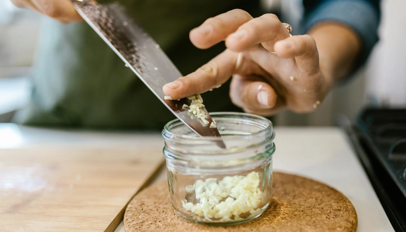 Leite, faca, planta e mais: 7 truques que tiram odor ruim das mãos instantaneamente