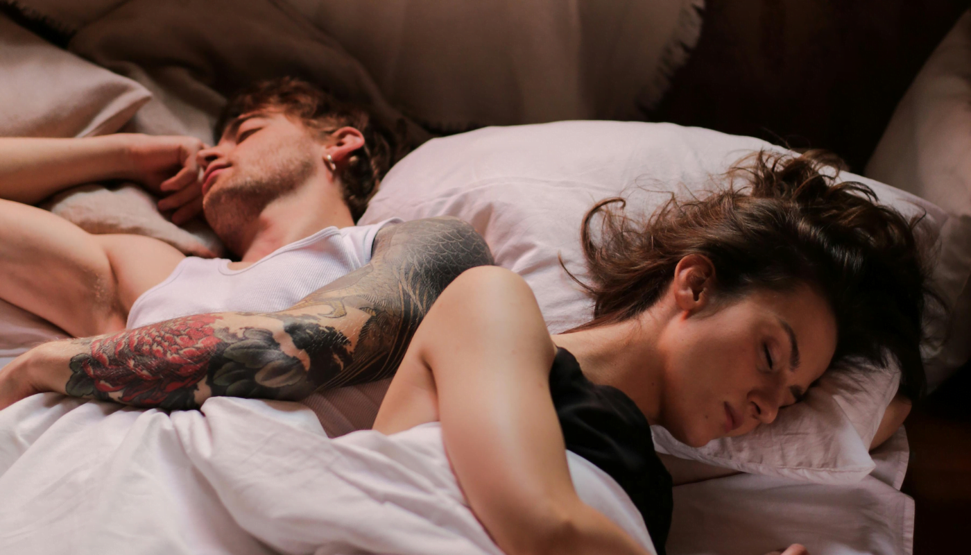 Dormir perto de quem você ama acalma e faz sono ser mais reparador