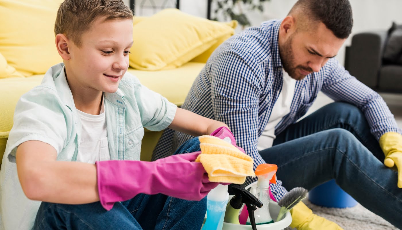 Crianças devem ajudar nas tarefas domésticas desde cedo, defende especialista