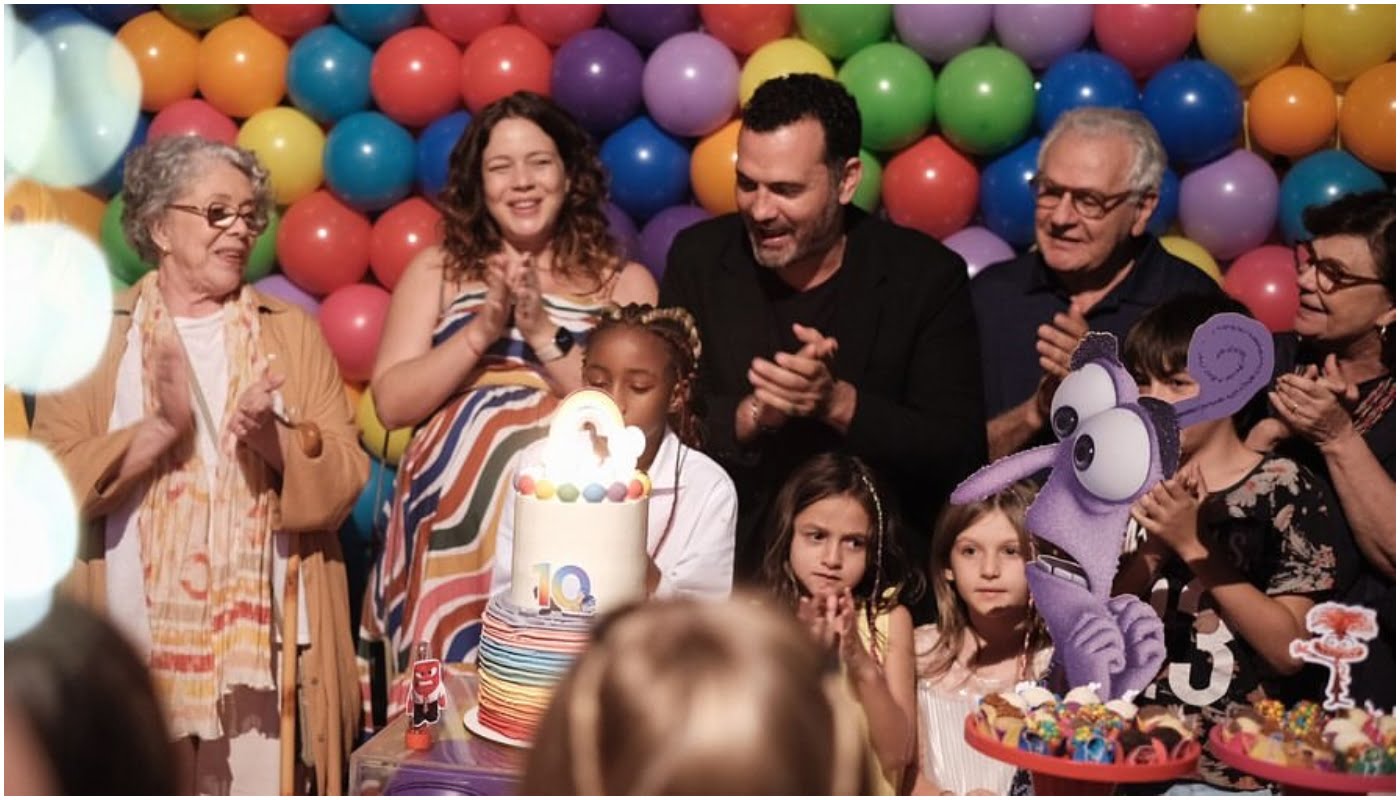 Grávida, Leandra Leal comemora aniversário da filha com ex e atual marido: “Famílias reunidas”