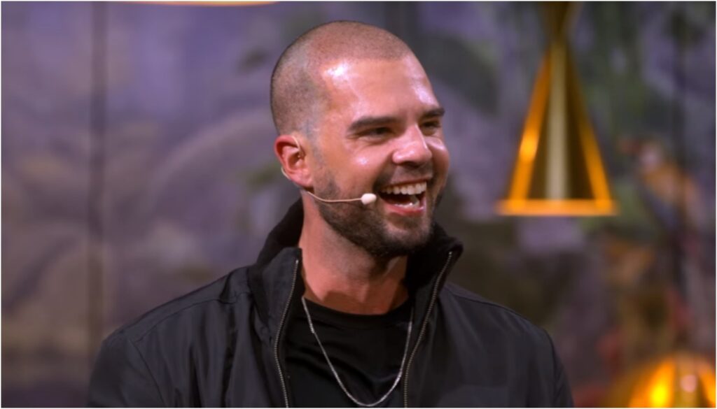Patrick depois do transplante capilar em "Casamento às Cegas 4" (Crédito: Reprodução/Netflix)