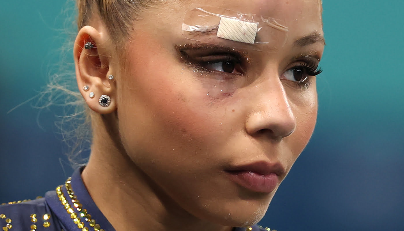 Foto de Flávia Saraiva concentrada viraliza: ginasta superou corte no supercílio e saiu medalhista