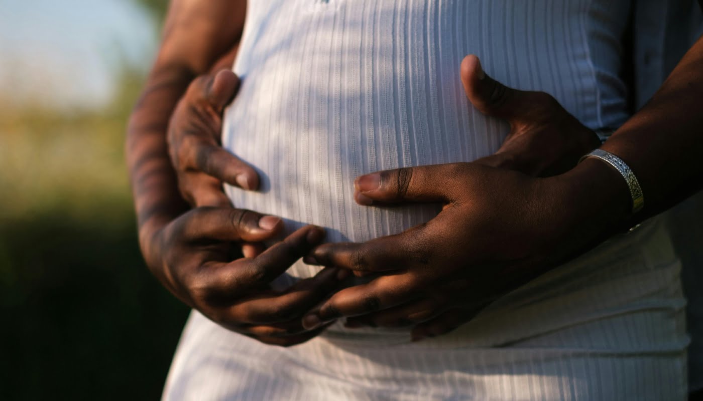 Casal com as mãos na barriga de uma gestante (Crédito: Kei Scampa/Pexels)