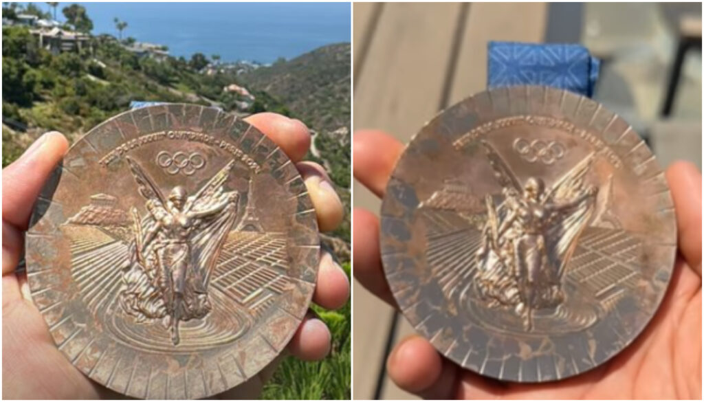 Medalhista mostra desgaste de medalha olímpica