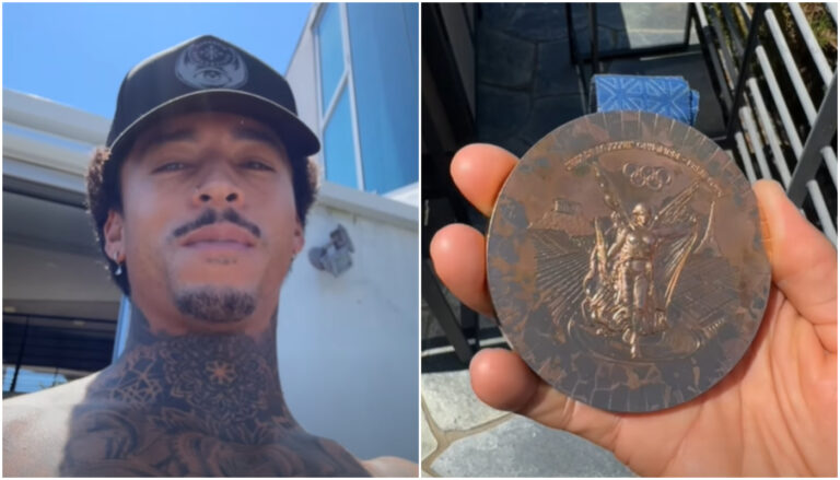 Medalhista mostra desgaste de medalha olímpica