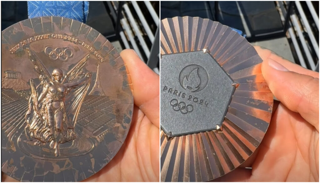 Medalhista mostra desgaste de medalha olímpica