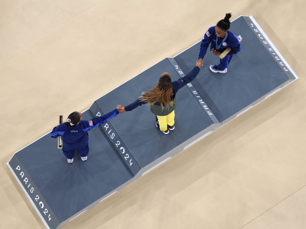 Rebeca Andrade, Simone Biles e Jordan Chiles (Crédito: Dan Mullan/Getty Images)