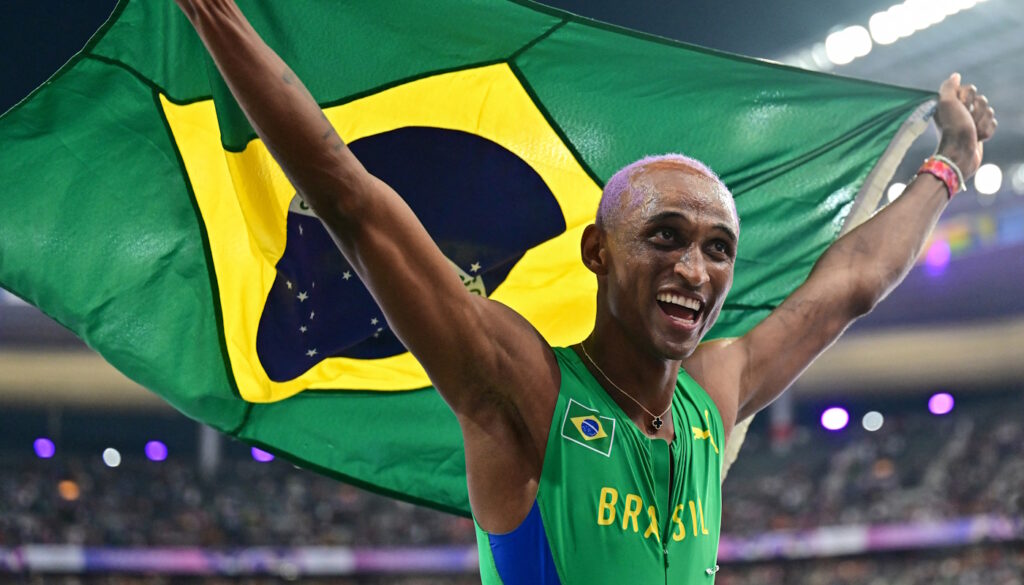 Alison dos Santos conquista o bronze em Paris 2024 (Crédito: MARTIN BERNETTI/AFP via Getty Images)