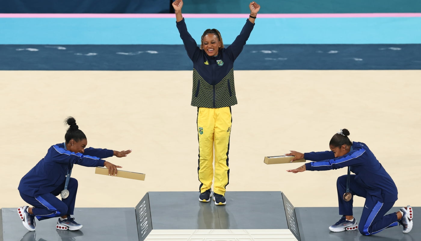 Simone Biles explica por que reverenciou Rebeca Andrade no pódio em Paris 2024: “Ela é uma rainha”