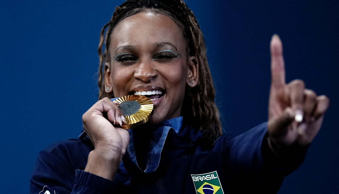 Rebeca Andrade com medalha de ouro em Paris 2024 (Crédito: Alexandre Loureiro/COB)
