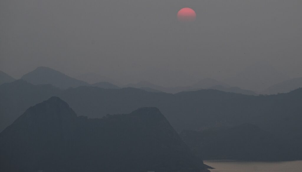 Nascer do sol no Rio de Janeiro em meio à fumaça das queimadas (Crédito: PABLO PORCIUNCULA/AFP via Getty Images)
