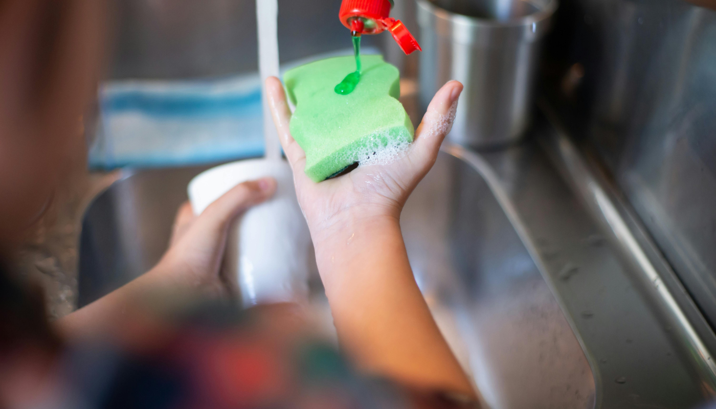 6 usos brilhantes do detergente para a limpeza da casa e roupas