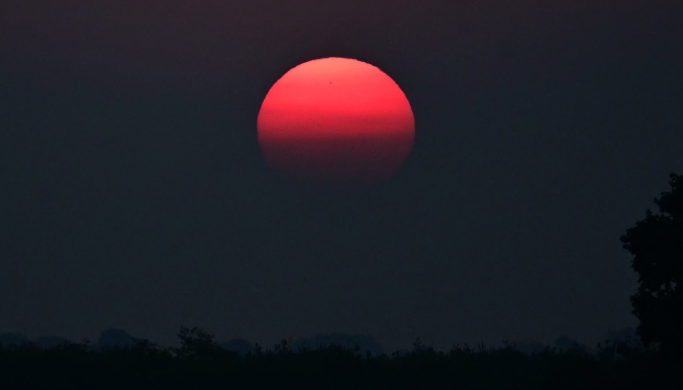 Por que o sol está tão laranja no final do dia? Causa é preocupante e traz prejuízos à saúde