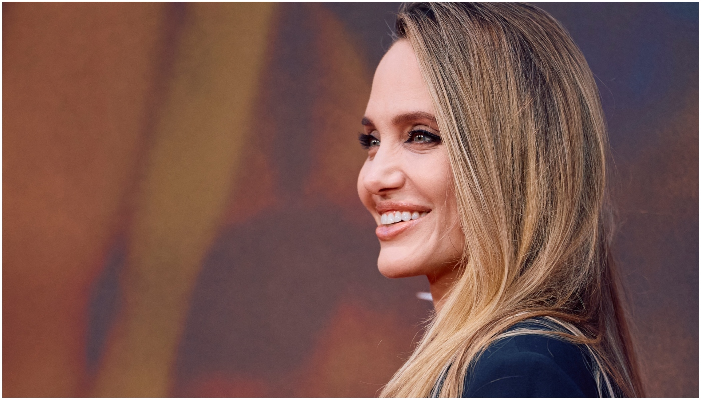 Angelina Jolie surge com cabelo cacheado e volumoso que foi tendência nos anos 90