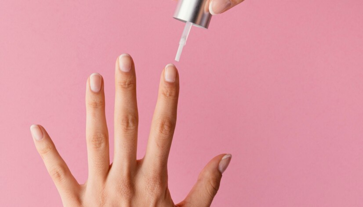 Passar base nas unhas. (Crédito: freepik/freepik)