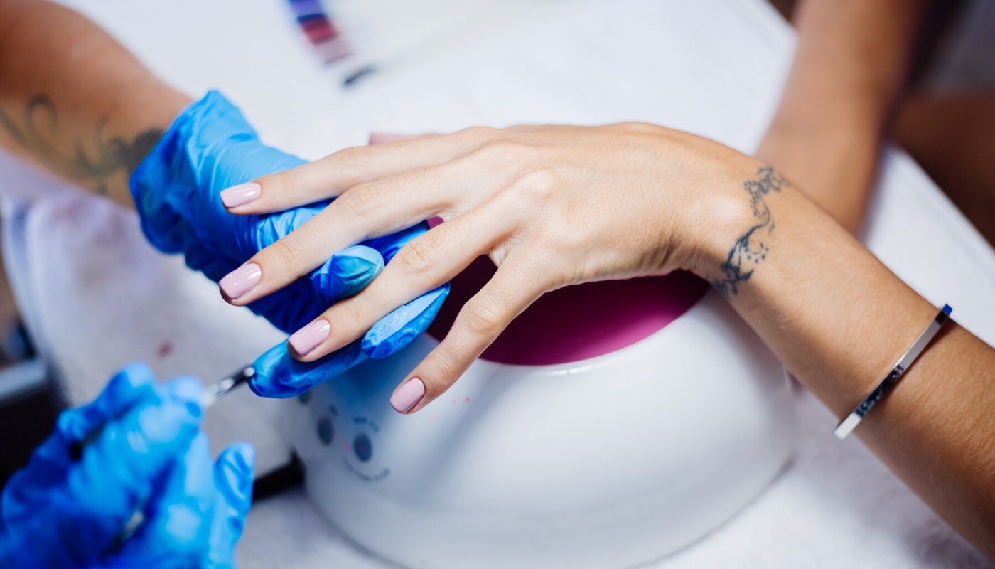 Esmaltação em gel. (Crédito: kroshka__nastya/freepik)