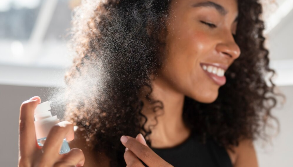 Spray para cabelo. (Crédito: freepik/freepik)