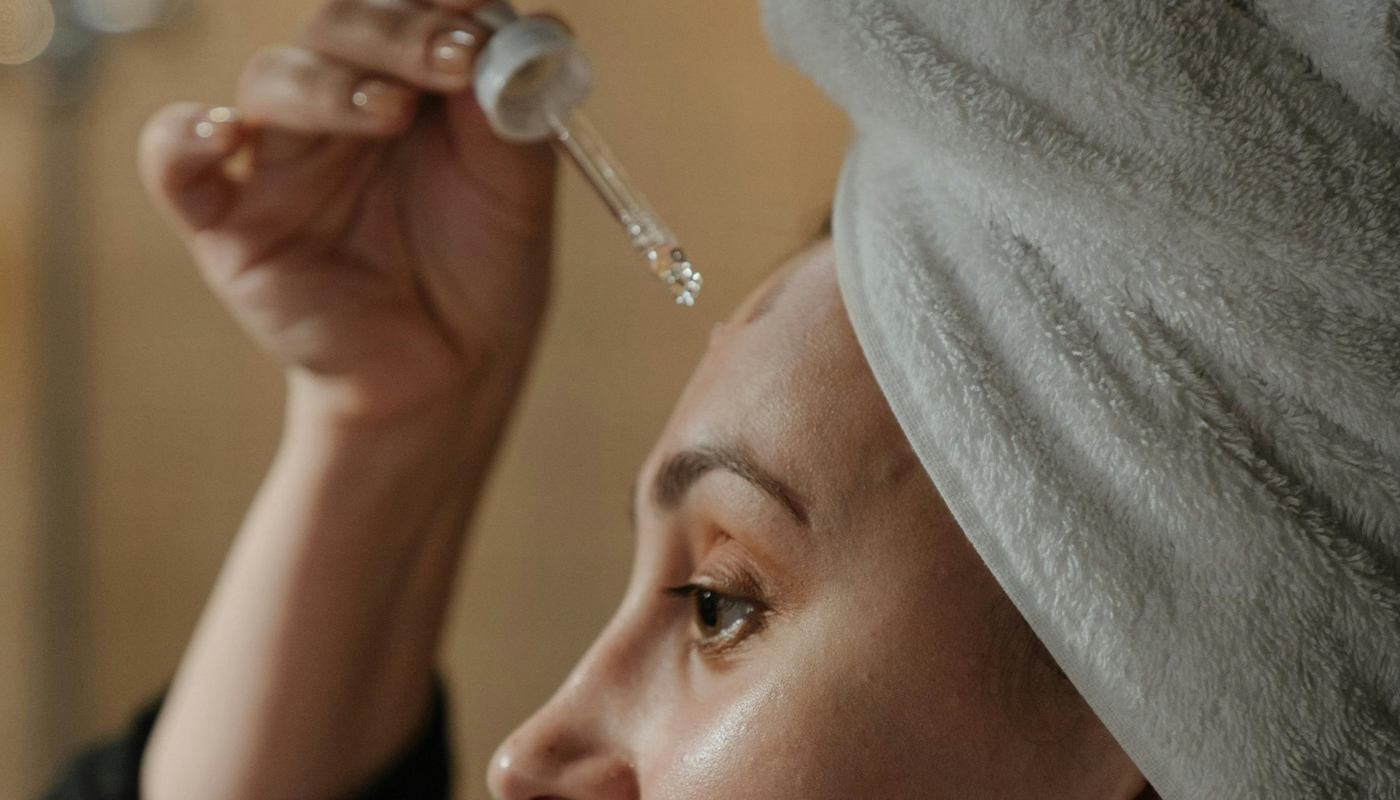 Mulher aplicando produto de skincare (Crédito: cottonbro studio/Pexels)