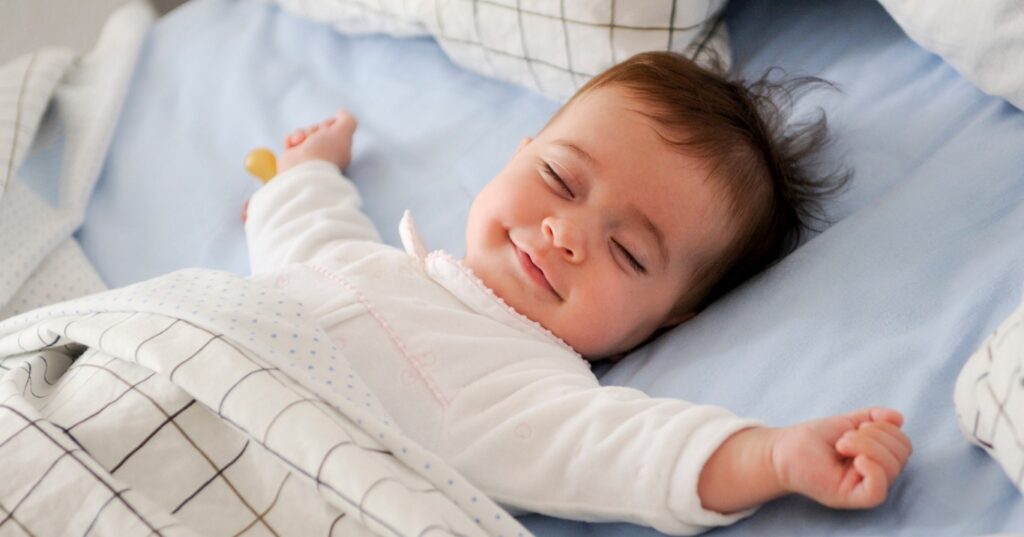 Bebê dormindo (Crédito: Freepik)