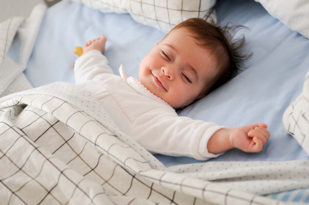Bebê dormindo (Crédito: Freepik)