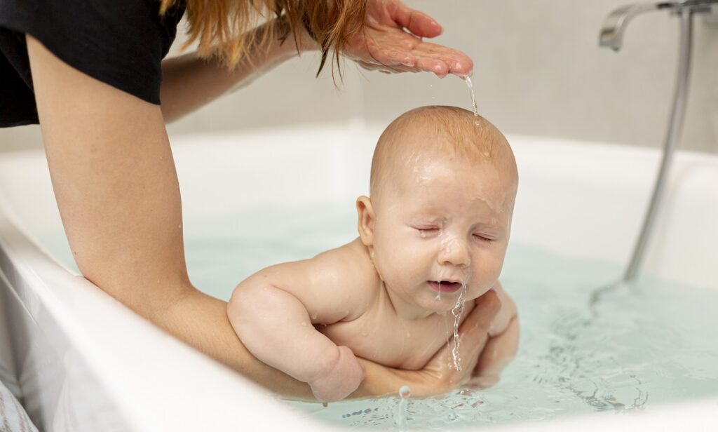 Bebê no banho (Crédito: Freepik)