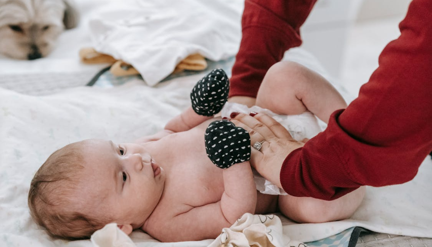 Bebê pode ou não usar luvas nos primeiros dias de vida? Saiba o que fazer