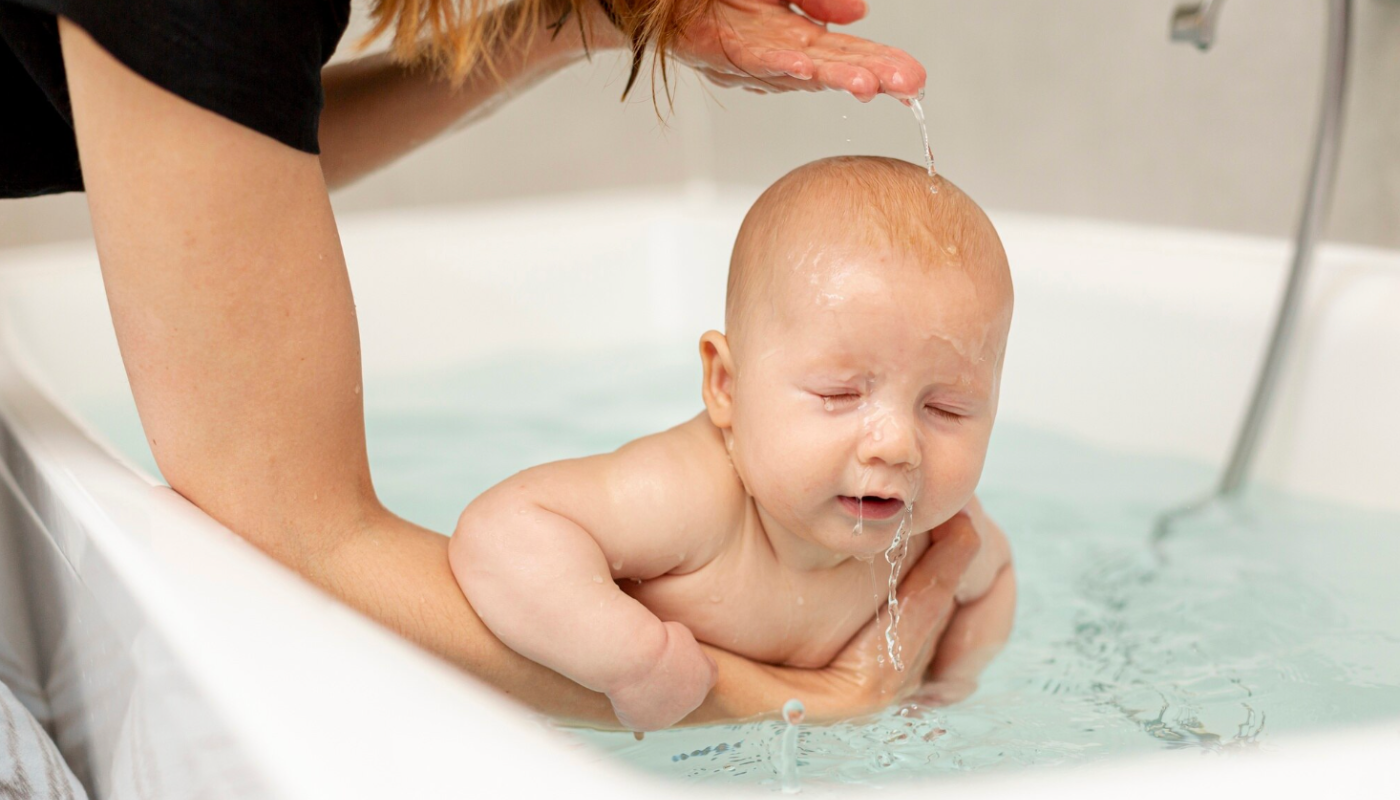 Quantos banhos o bebê precisa tomar por dia?