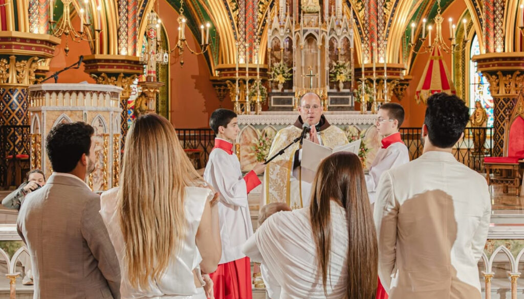 Batismo da filha de Luan Santana e Jade Magalhães na Basílica Nossa Senhora do Rosário de Fátima, em Cotia, São Paulo. Setembro de 2025.