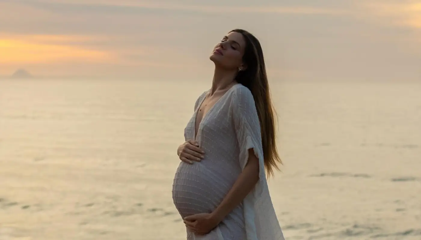 Camila Queiroz encanta com clique de “barrigão” de grávida: “Momento mais extraordinário”