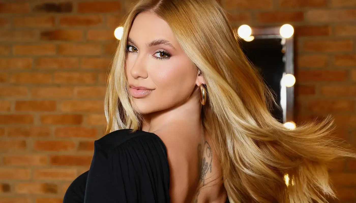 Loiríssima! Virginia deixa os fios castanhos e revela novo look