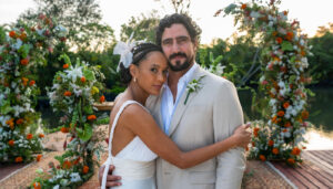 Raquel usa acessório floral, pérolas e vestido estampado no casamento em “Vale Tudo”