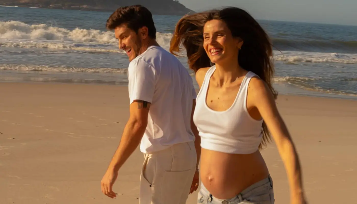 Camila Queiroz e Klebber Toledo fazem ensaio poético à espera do primeiro filho