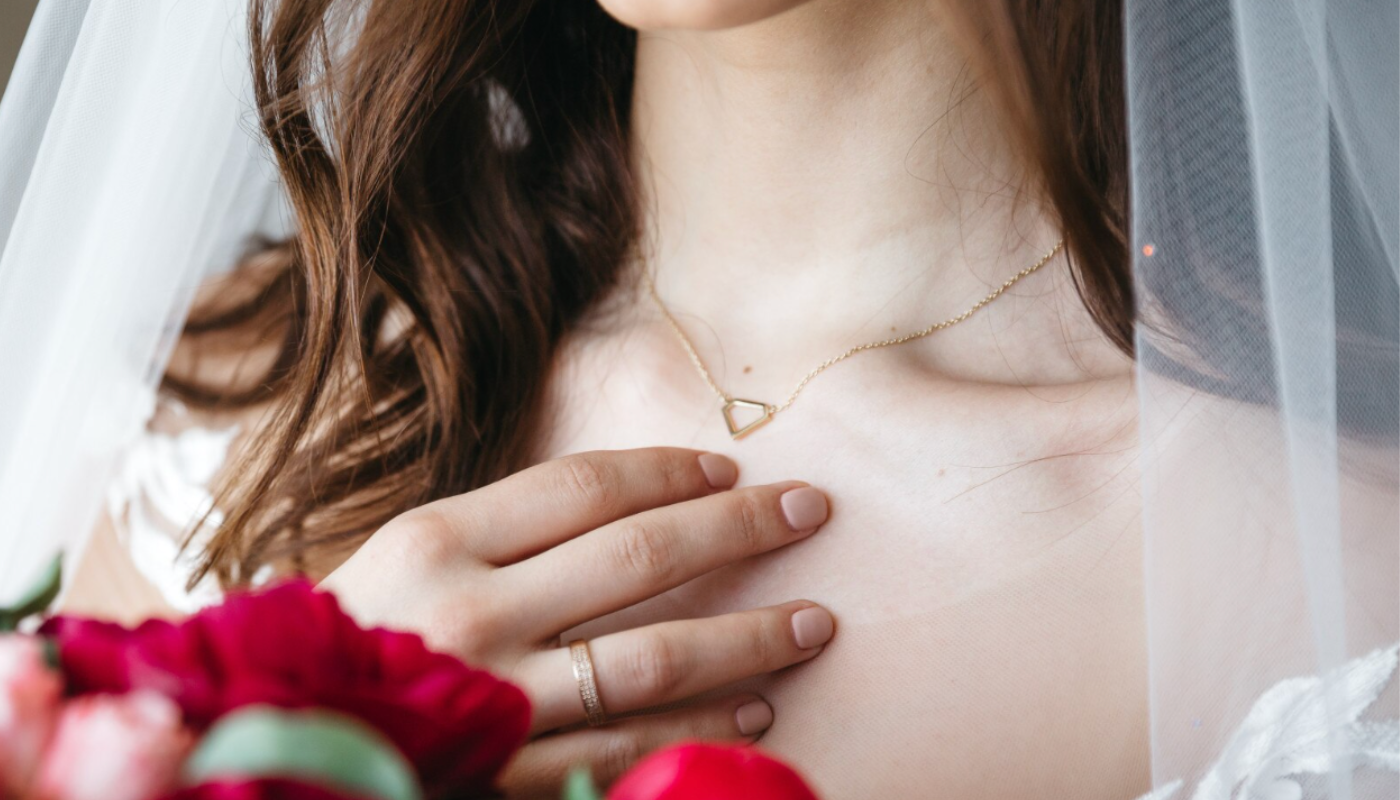 Cola de cílios é o truque para o seu colar ficar no lugar a noite toda