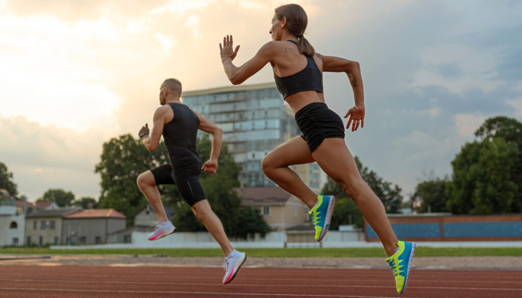 homem e mulher corredores