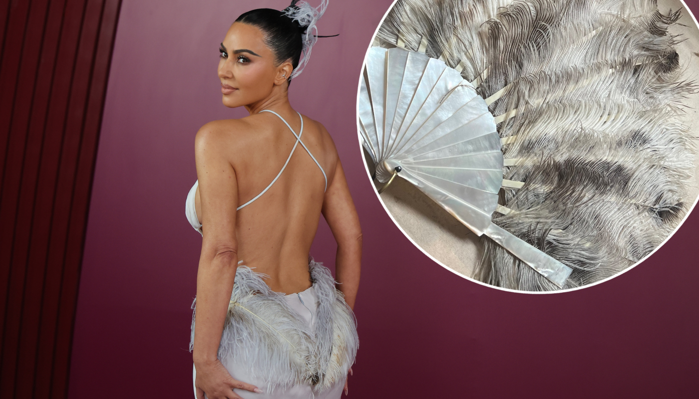 Kim Kardashian vai a evento no RJ com vestido de costas nuas e penas de leque eduardiano