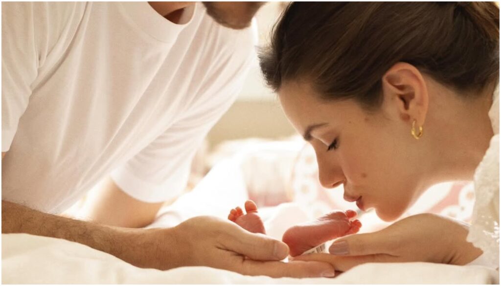 camila queiroz e klebber toledo com a filha