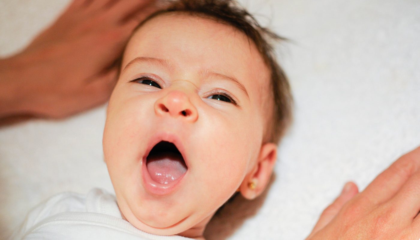 Placa branca na língua do bebê: o que é e quando se preocupar?