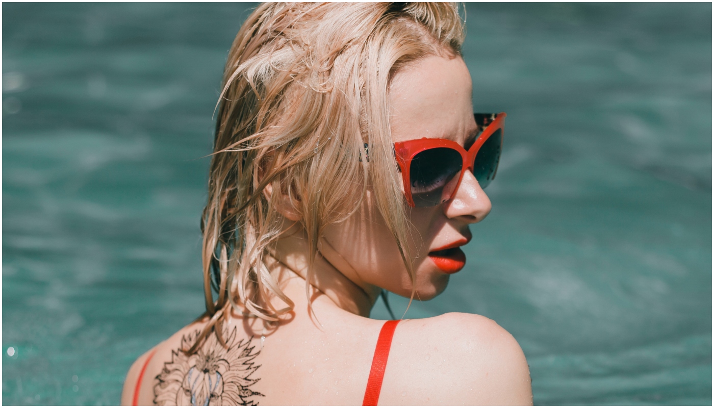 cabelo loiro piscina