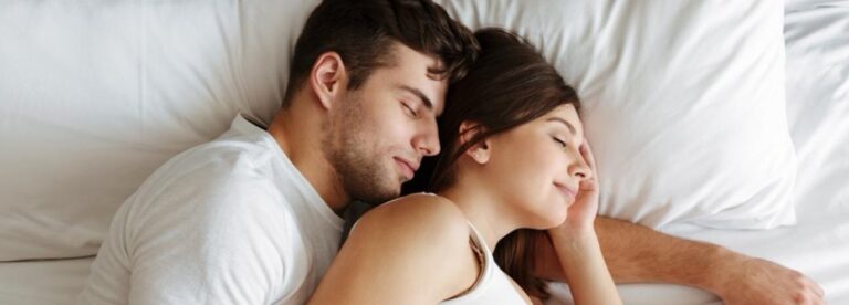 casal dormindo