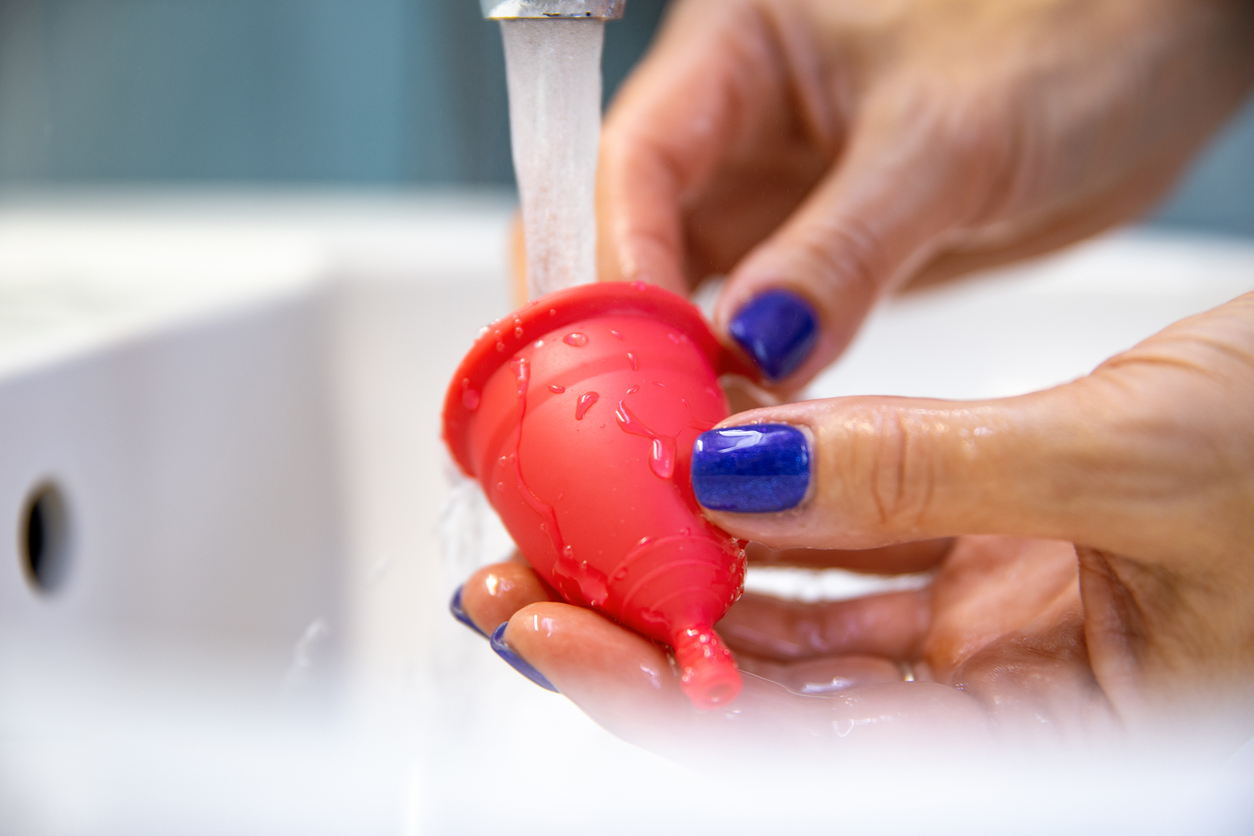 Ainda assim, coletores menstruais e dispositivos intrauterinos são considerados bastante seguros