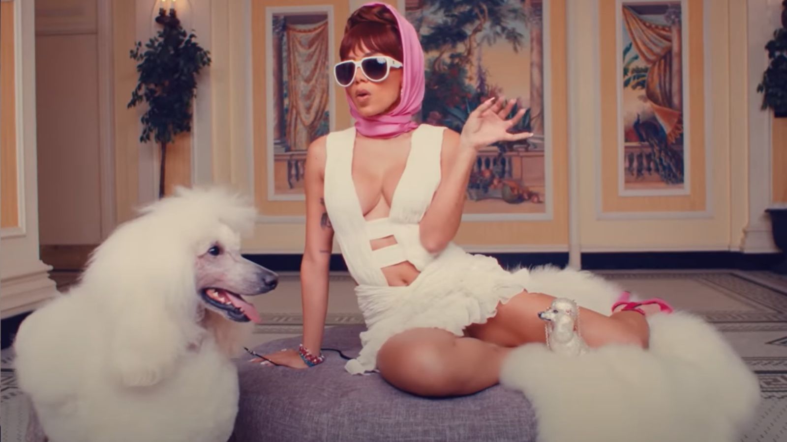 Aqui, a cena em que a bolsa tipo poodle aparece com destaque