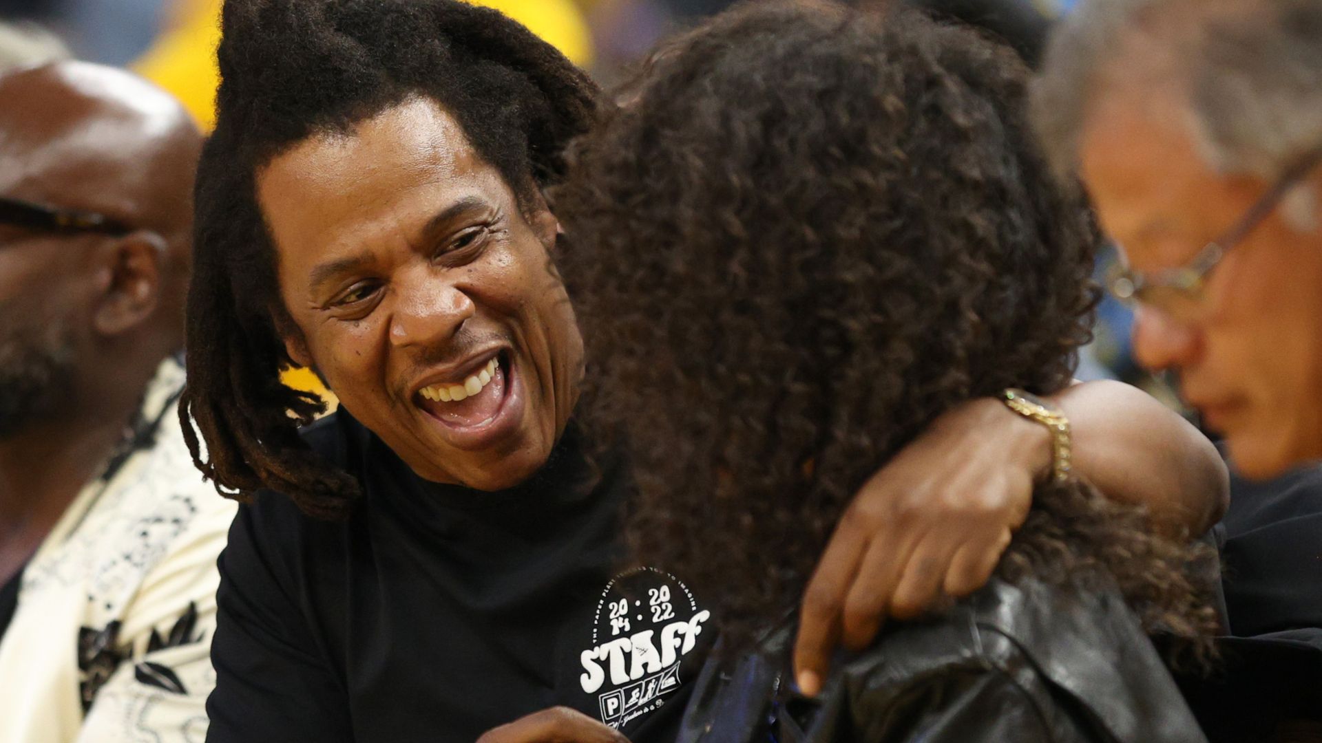 Blue Ivy Carter assiste jogo de basquete ao lado do pai, Jay-Z.