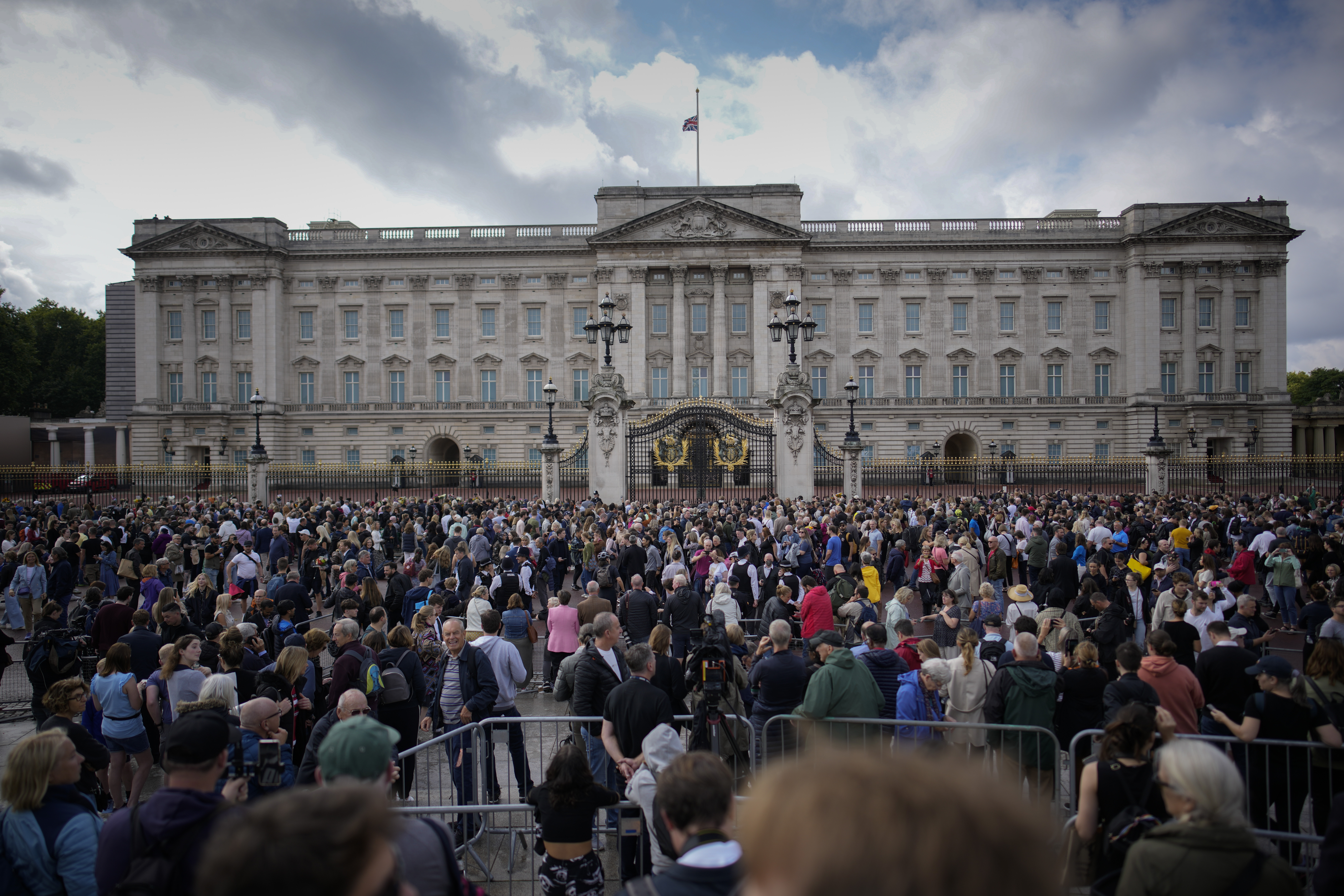 Y siguiendo este protocolo, el jueves en el Palacio de Buckingham dejó de ondear el estandarte real y se izó la bandera de la Unión a media asta.