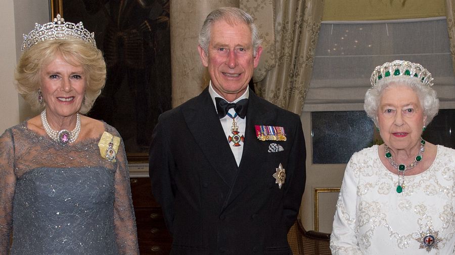 Camilla, príncipe Charles e rainha Elizabeth