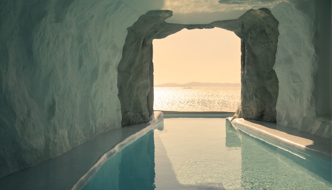 Vista da piscina na caverna é paradisíaca.