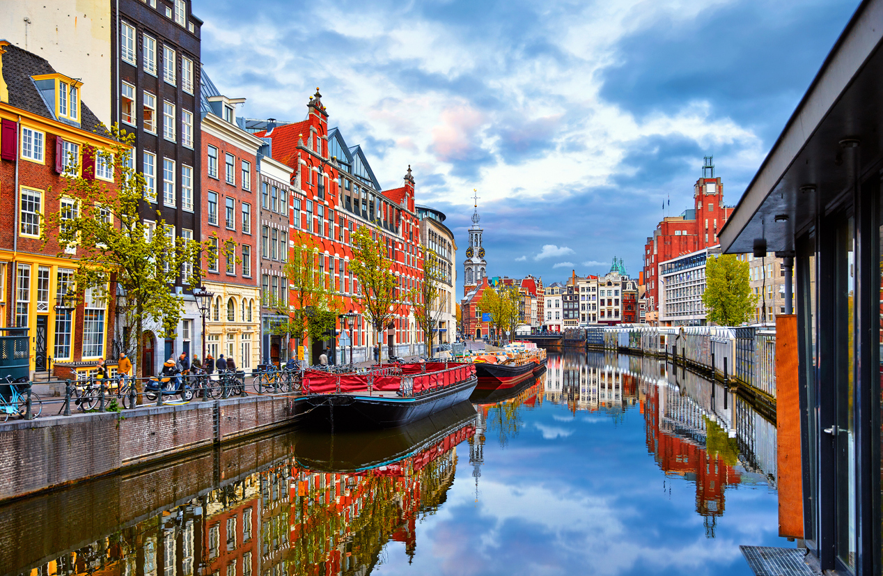 Canal em Amsterdã, na Holanda