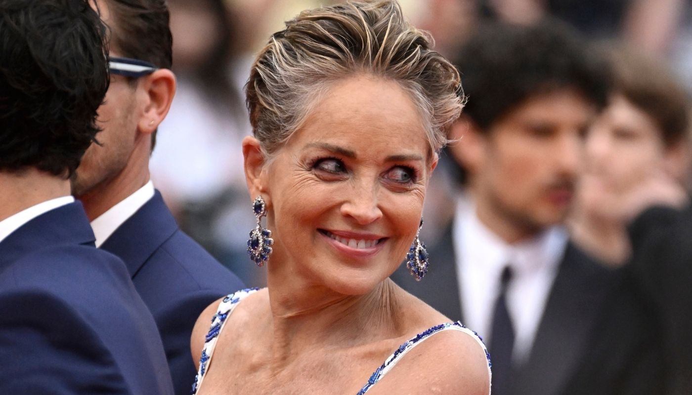 Sharon Stone apostou em joias que combinam com as padronagens do vestido.