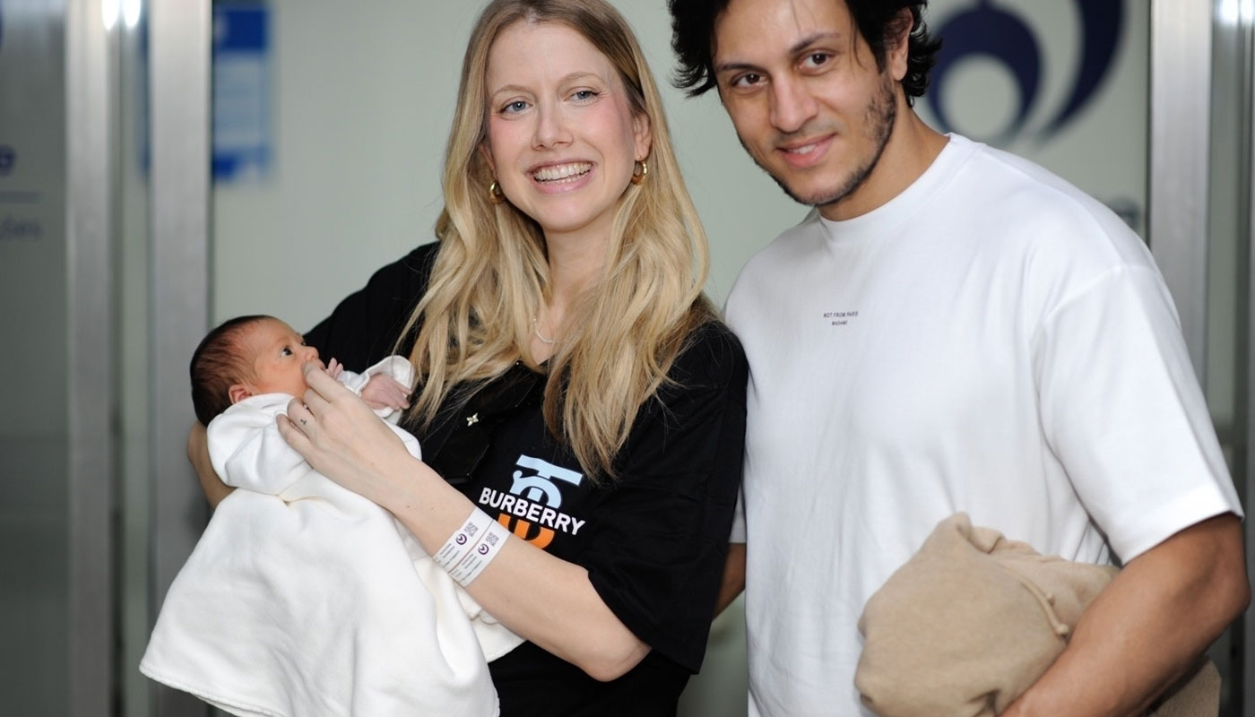 Gabriela Prioli e Thiago Mansur deixam a maternidade a filha, Ava